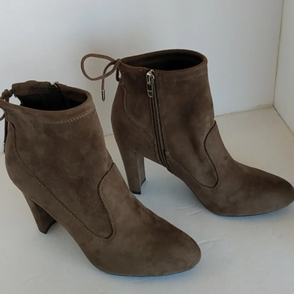 *Marc Fisher ‘Justice2’ Suede Ankle Booties – Brown/Taupe – W‎ 8